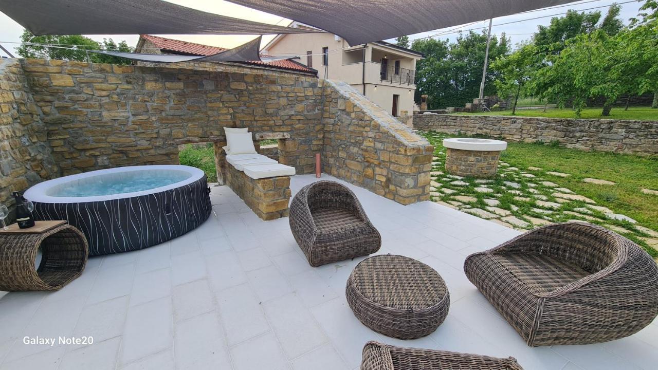Апартаменти Hisa Kapis With Hot Tube Копер Екстер'єр фото